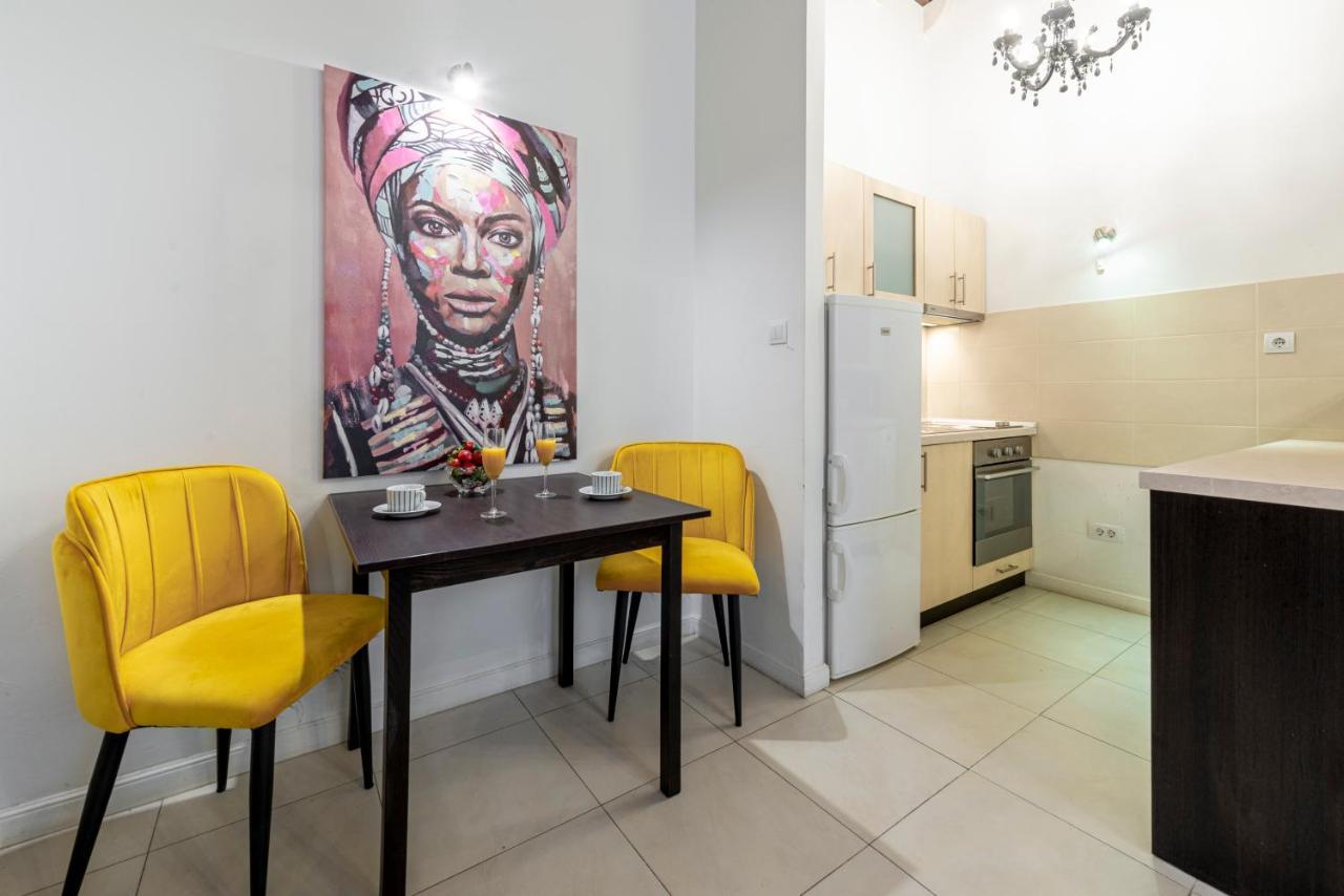 Niko, Apartment